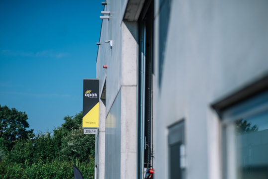De gevel van het APAK-atelier met het bedrijfsbord aan de straat.