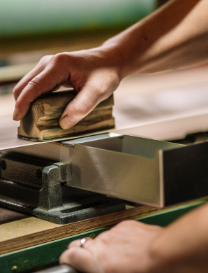 Handmatige afwerking van een metalen onderdeel in een bankschroef.
