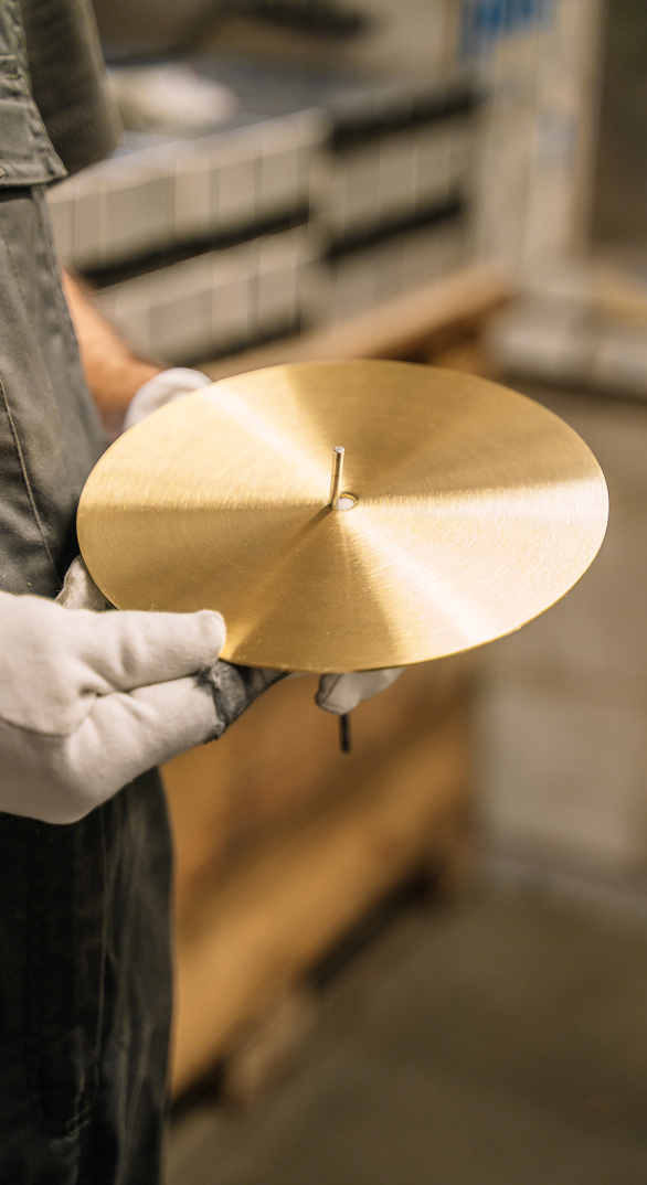 Een ronde metalen schijf met een gelijkmatige satijnafwerking.